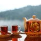 قوری چای در کنار دو لیوان قرار گرفته روی میز
